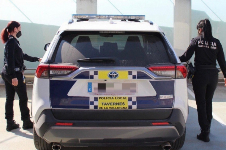 La Policía de Tavernes y los servicios médicos salvan la vida de un hombre