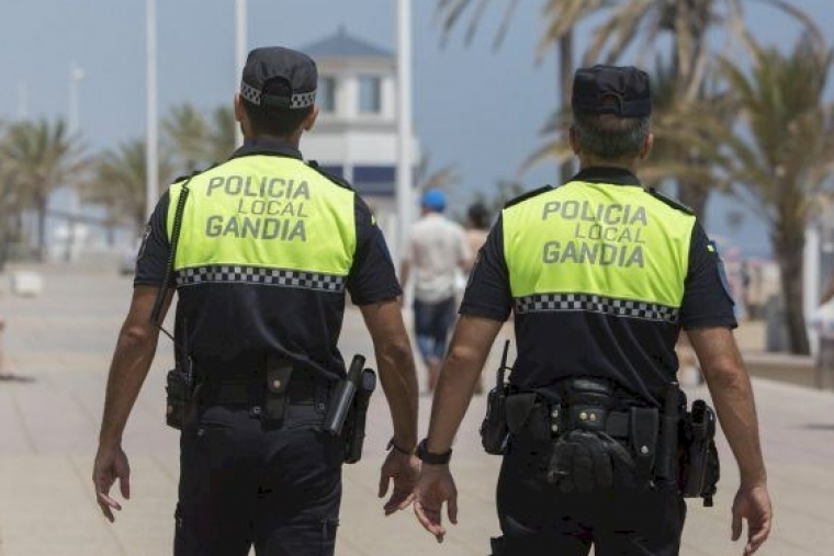 La Policía Local salva la vida a un bebé de un mes en el Grau de Gandia