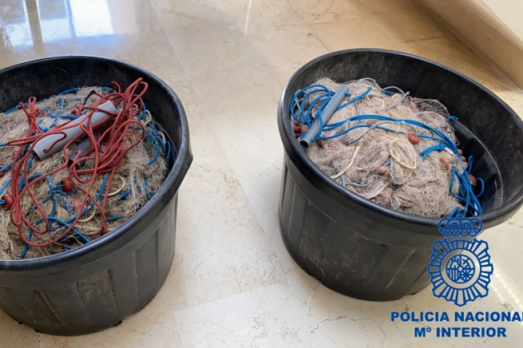 La Policía Nacional recupera dos redes de pesca y detiene a dos personas