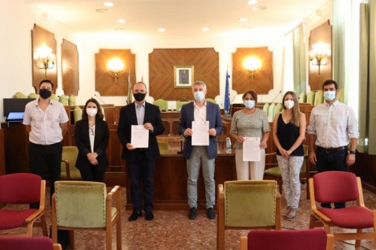 Oliva firma el convenio de tanteo y retracto a la compra de vivienda social
