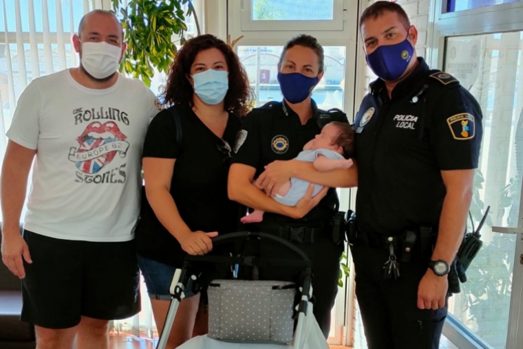 La policía recibe la visita del bebé al que salvaron la vida