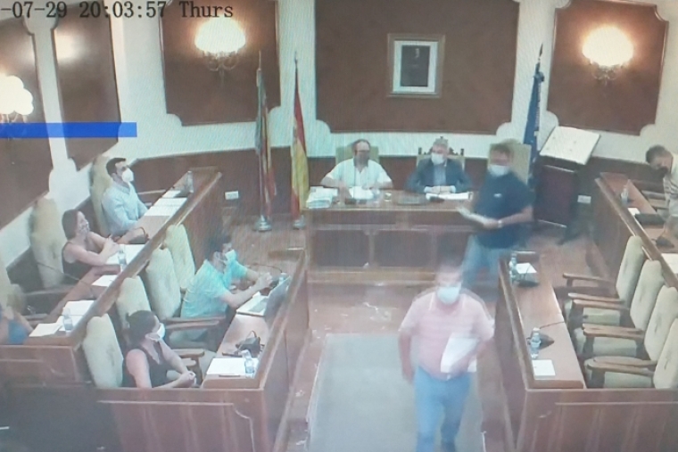 El vídeo del abandono del pleno de Oliva por la Oposición