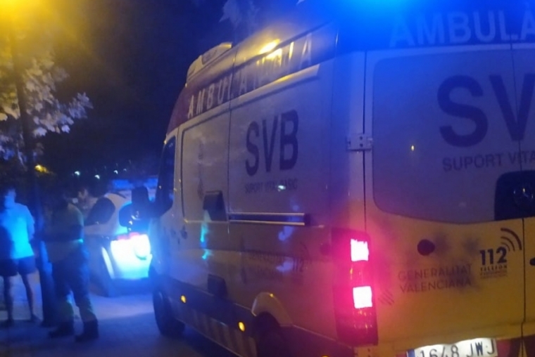 Los botellones en la playa de Daimús se cobran el primer herido