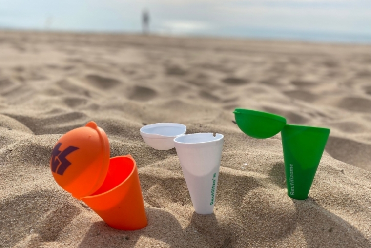 Tavernes reparte ceniceros para mantener la playa limpia de colillas