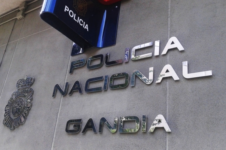 La Policía Nacional detiene a un joven por robar en tiendas de Gandia