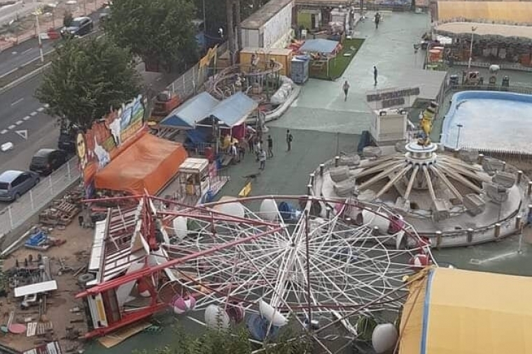 El viento derriba la noria de Gandilandia en la playa de Gandia