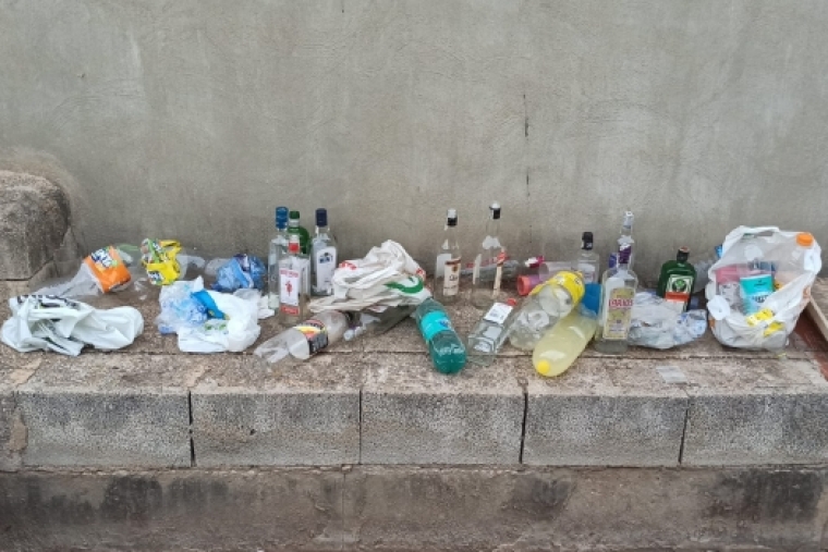 Un bancal de Palmera convertido en botellódromo cada fin de semana