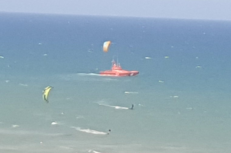 Gandia Surf rescata a 6 tripulantes de un velero a la deriva en la playa