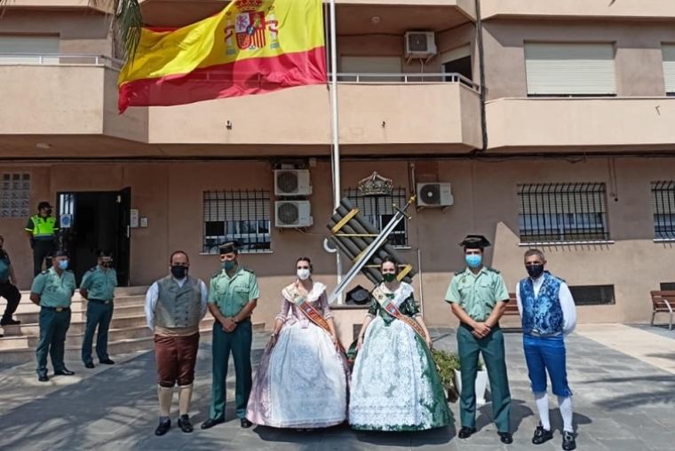 Las Falleras Mayores de Gandia visitan a la Policía y a la Guardia Civil