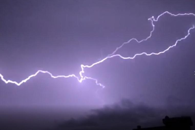 Espectaculares rayos sobre la playa de Gandia la madrugada de ayer