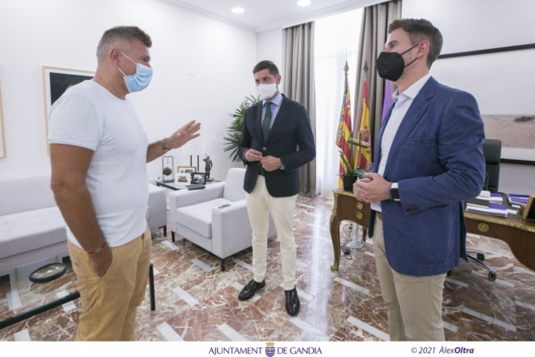 El alcalde de Gandia se reúne con la oposición y su socio de gobierno
