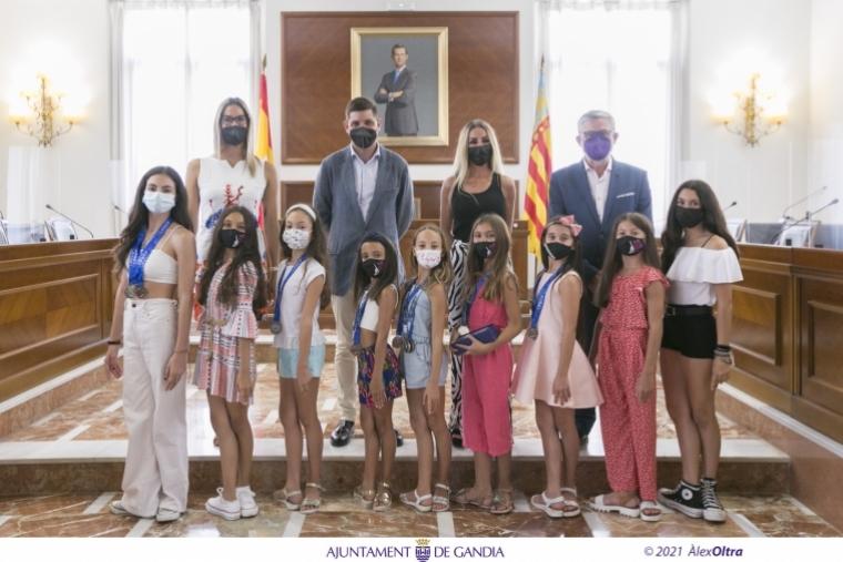 El alcalde recibe a las benjaminas del Club de Gimnasia Rítmica Vida Gandia