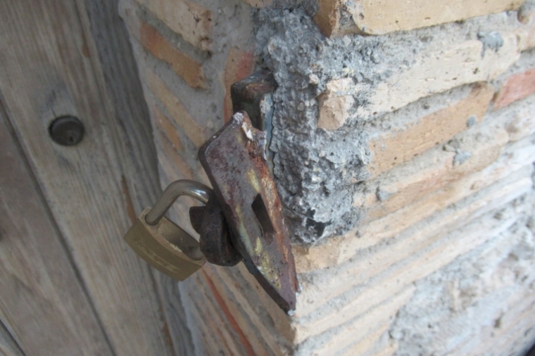 Roban la reja de protección del refugio de montaña de Villalonga