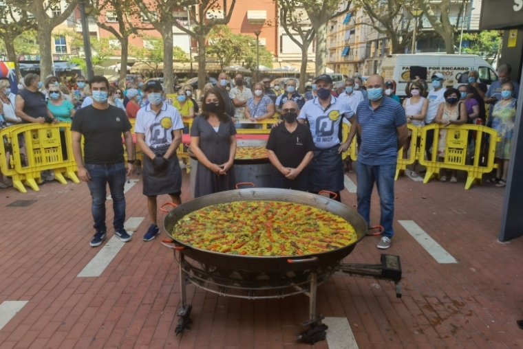 Oliva cocina medio millar de raciones por el Día Internacional de la Paella