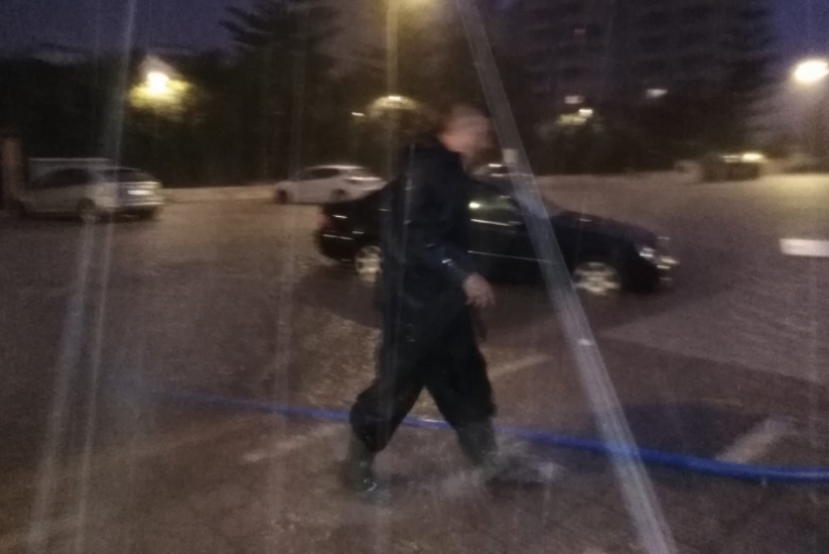 La lluvia caída anoche en la playa de Gandia deja bajos y cocheras inundadas