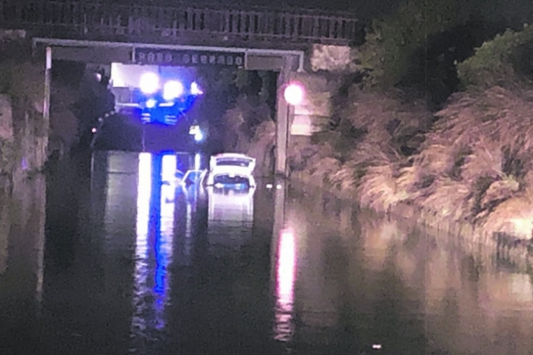 Un policía de Bellreguard rescata a dos personas de un coche inundado