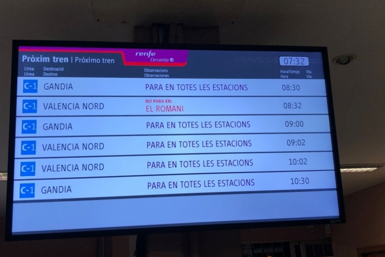 Usuarios tirados en el andén de Gandia ante la pasividad del Gobierno