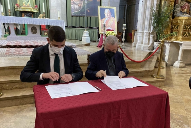 Gandia y la Colegiata firman el convenio de apertura al turismo y a actos