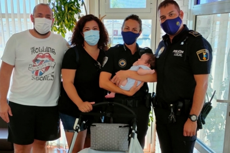 Gandia pide condecorar a los Policías Locales que salvaron al bebé de 1 mes