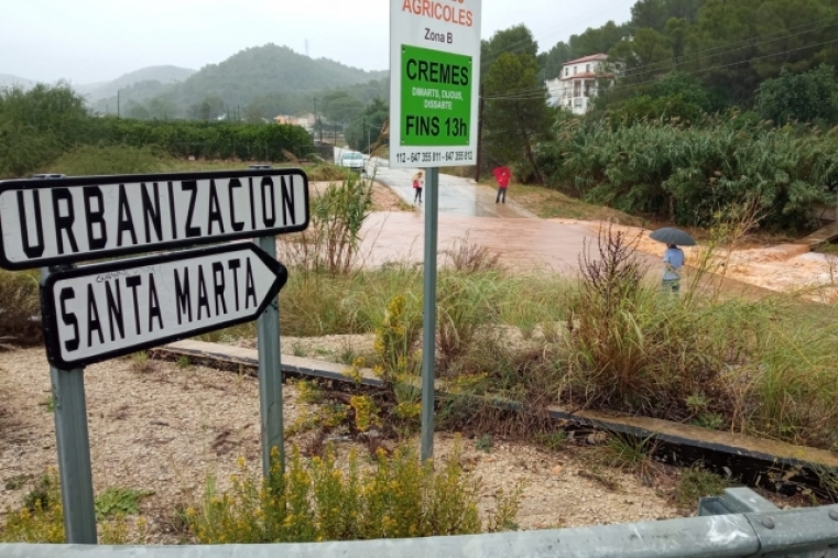 Vecinos de Santa Marta en Gandia de nuevo incomunicados por las lluvias