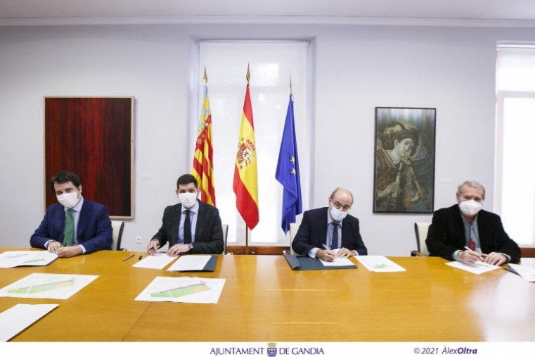 Firma del acuerdo del nuevo hotel en la playa de Gandia y Rústicas