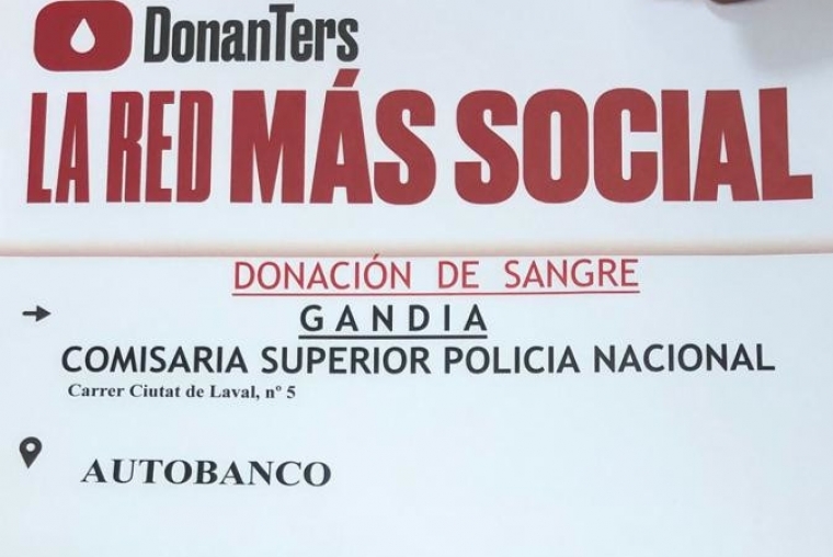 Donación de sangre frente a la Comisaría de la Policía Nacional en Gandia