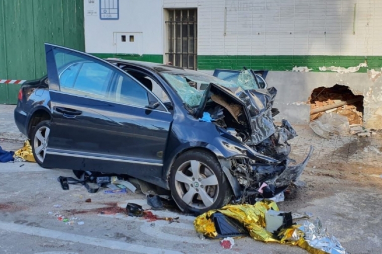 Un fallecido y un herido grave al empotrarse con el coche en Oliva