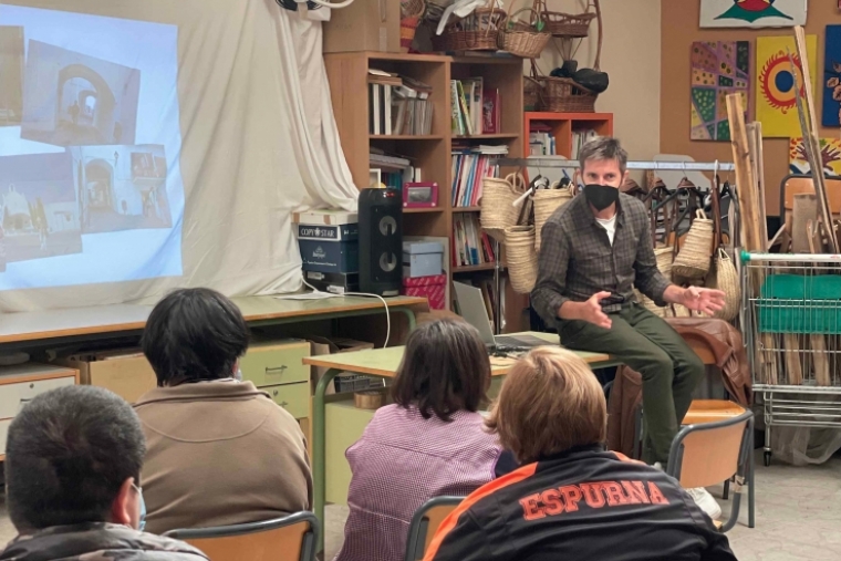 El ilustrador valenciano Paco Roca visita la Fundación Espurna en Gandia