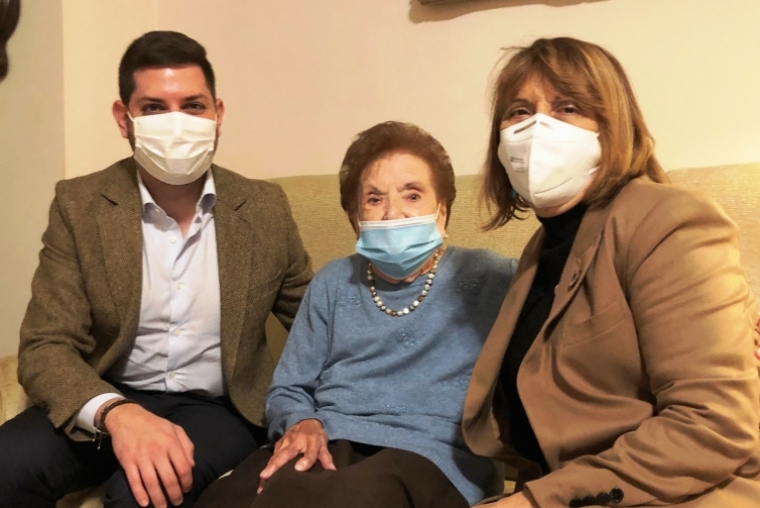 El alcalde de Gandia visita a la fósfora, Soledad Canós, de 103 años