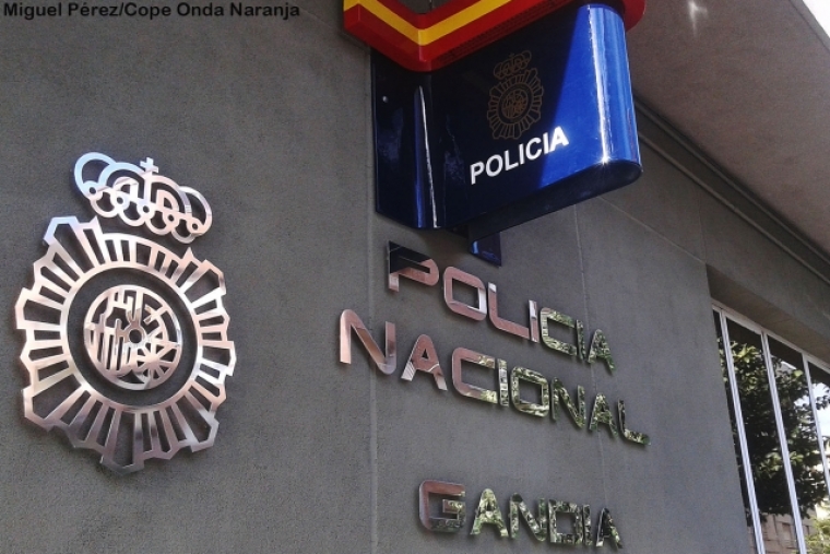 Baja de su casa cuchillo en mano dispuesto a matar moros en Gandia