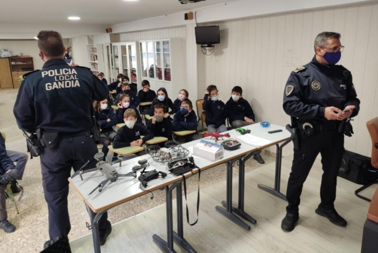 Campaña de la Policía Local en colegios de Gandia sobre el uso de drones 