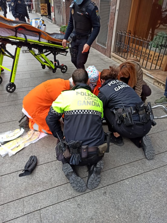 La niña que se cayó de un piso en Gandia sigue ingresada en el Clínico