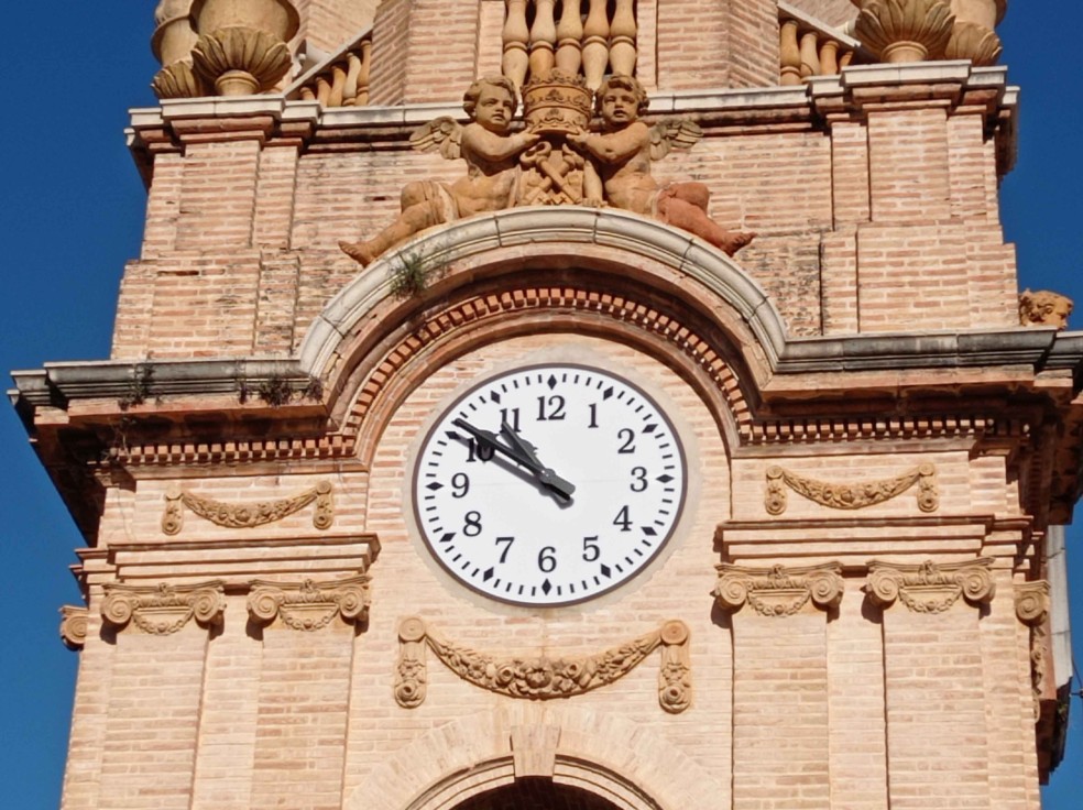 L'Alqueria de la Comtessa sustituye y pone en funcionamiento el reloj de la iglesia