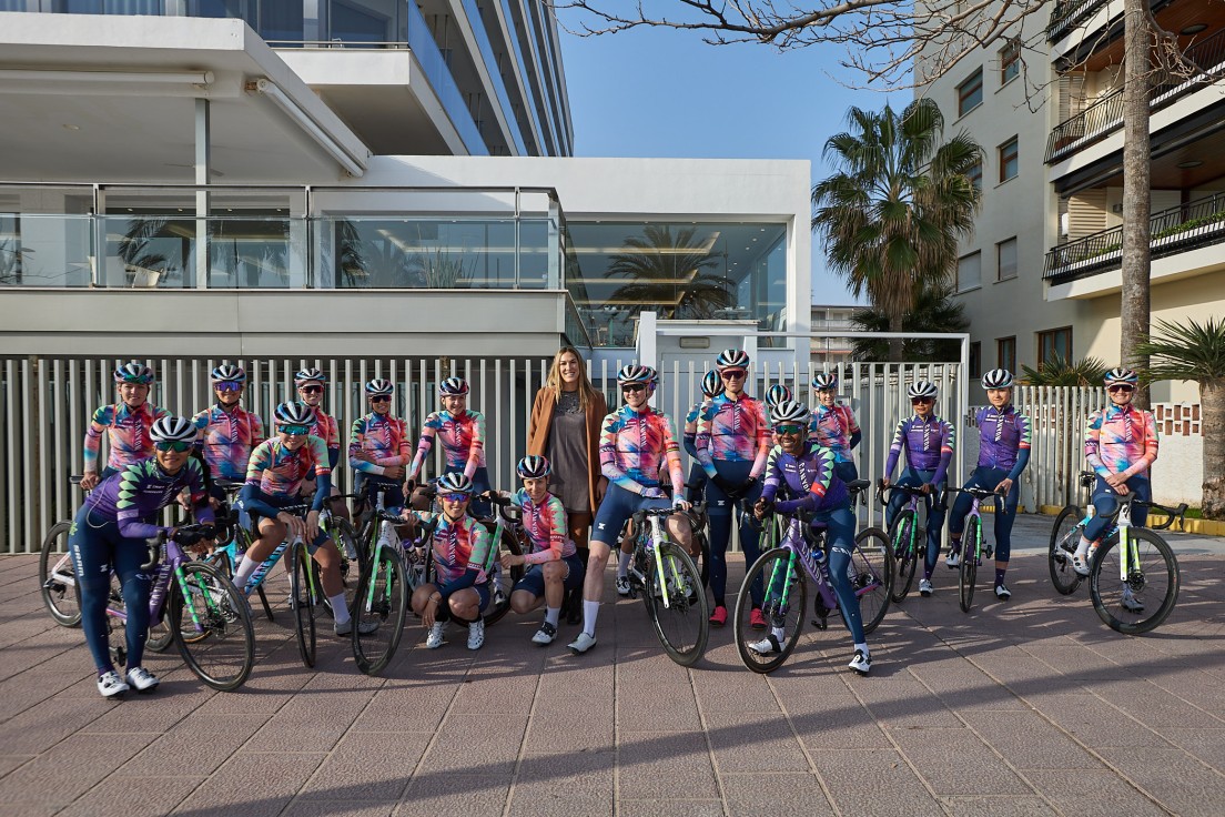 El equipo ciclista femenino Canyon se aloja en la playa de Gandia