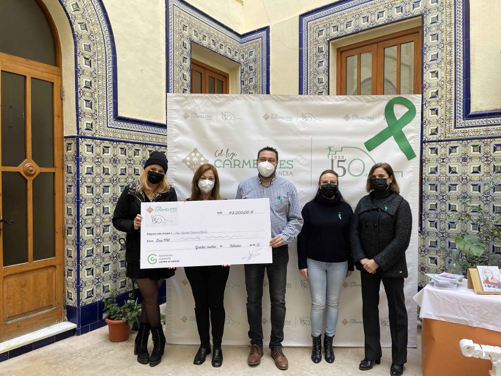 Carmelites Gandia entrega lo recaudado con 'El viaje de Núria' para luchar contra el cáncer