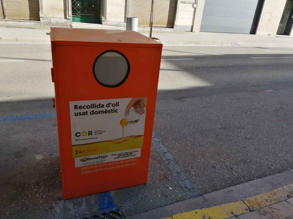 Gandia instala 40 contenedores para la recogida de aceite de cocina usado