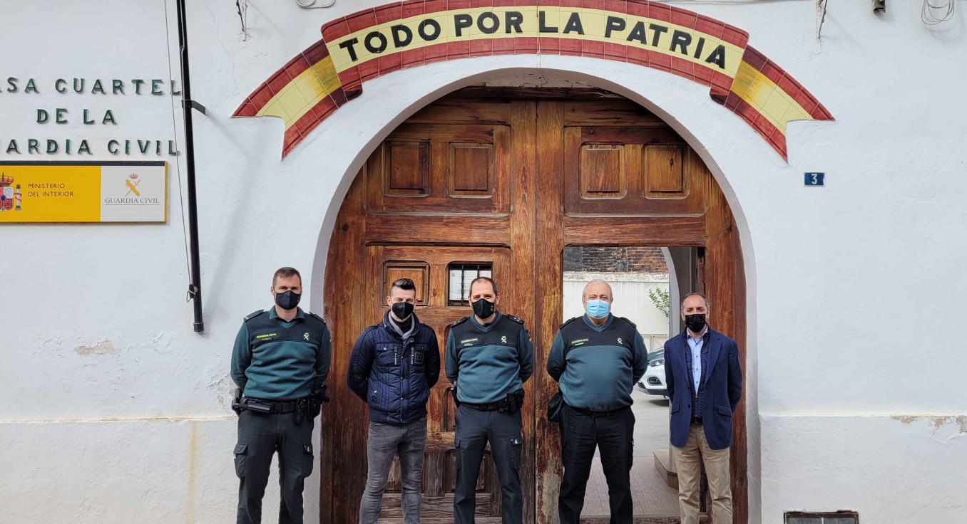 Mandos de la Guardia Civil visitan el cuartel de Villalonga junto con los responsables políticos
