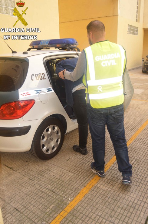Se disfraza de mujer para robar en Miramar y alega juegos sexuales al ser detenido en Oliva