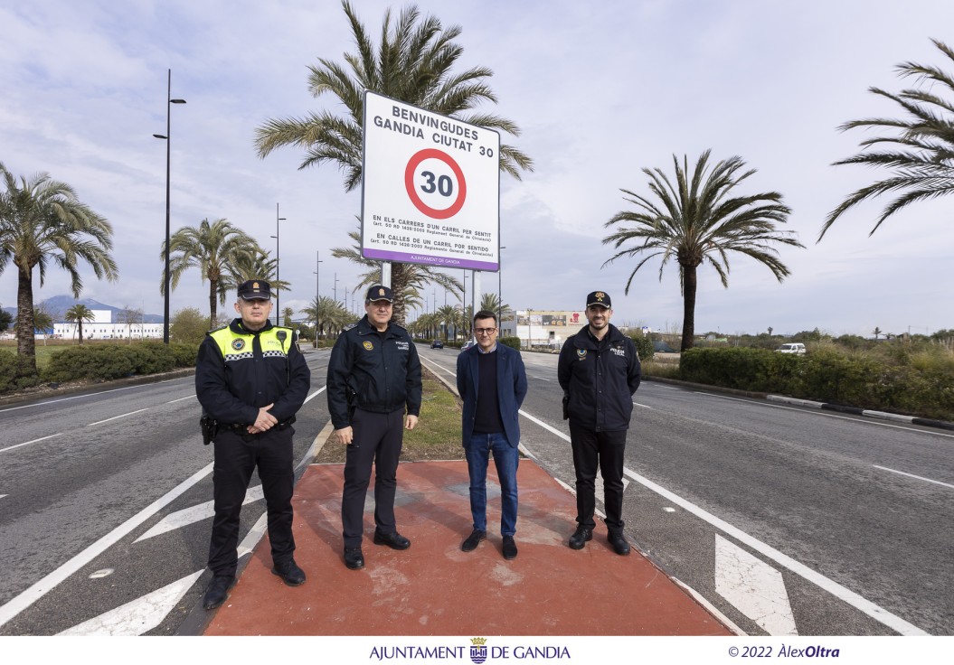 Gandia instala carteles advirtiendo que se entra en una Ciudad 30 para que moderen la velocidad