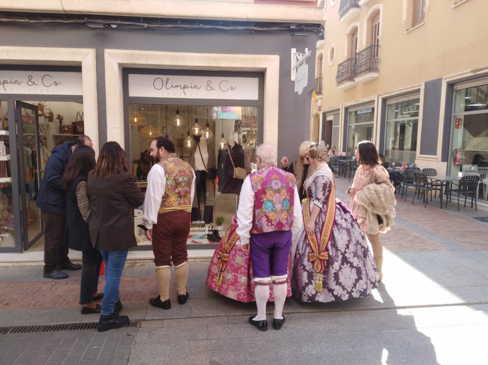 Las Falleras Mayores de Gandia visitan los comercios de Antic Mercat