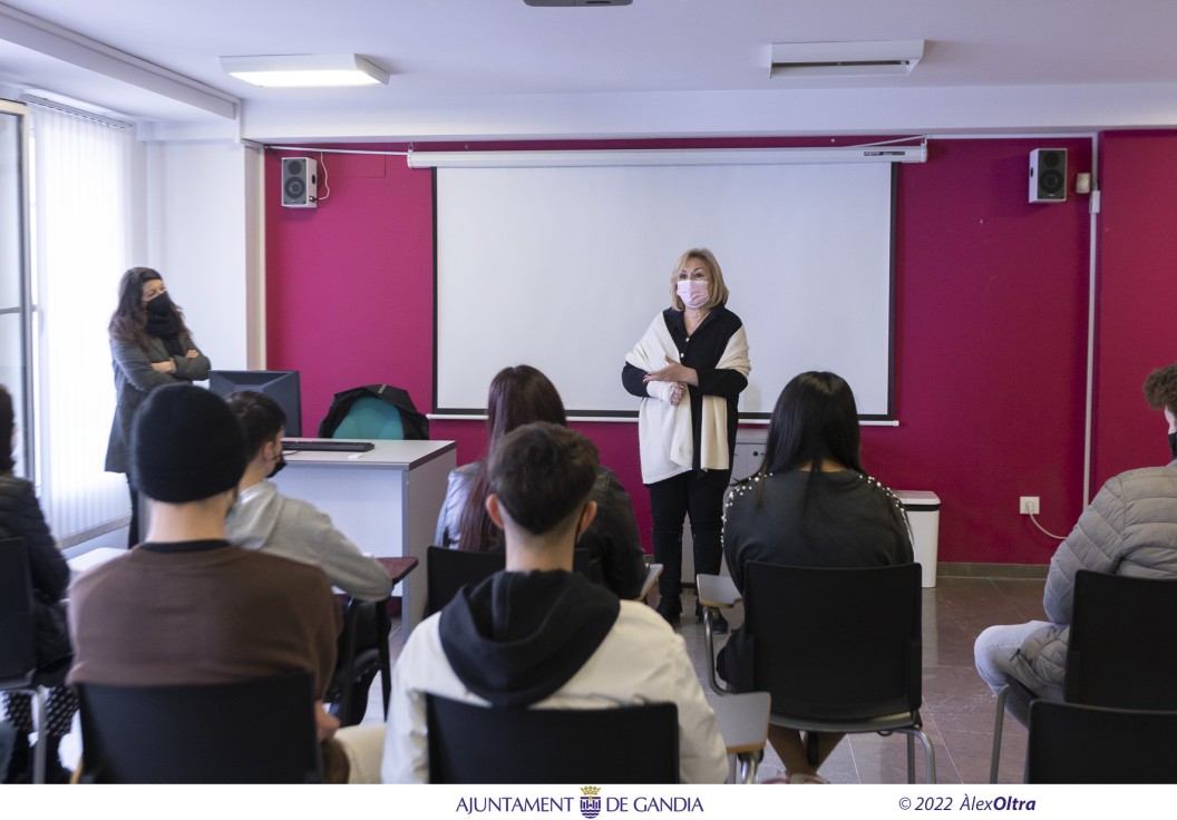 El departamento de Educación inicia en Gandia un programa contra el absentismo y abandono escolar