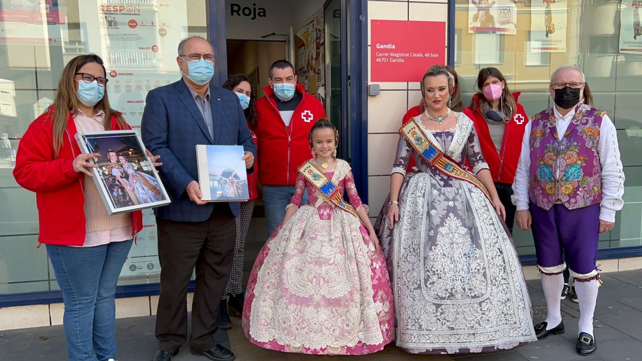 Las Falleras Mayores de Gandia rinden visita y agradecimiento a Cruz Roja