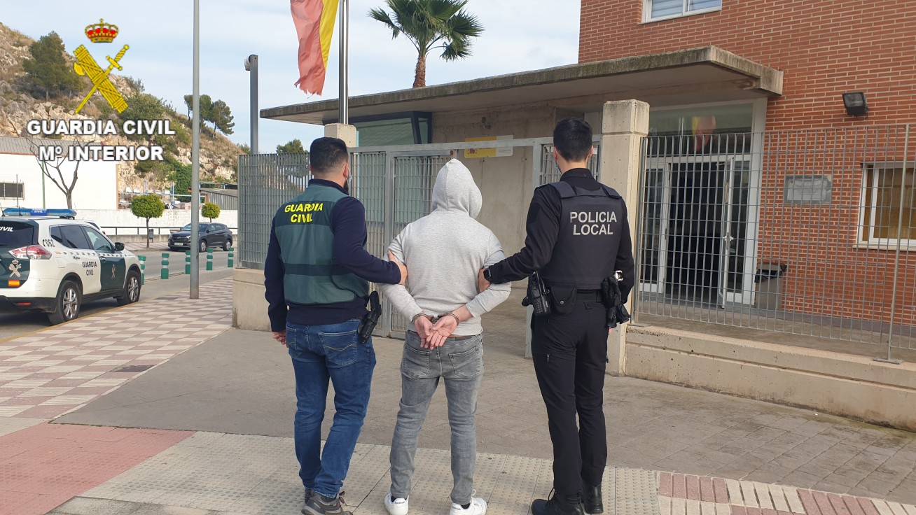 La Guardia Civil detiene en Tavernes  a un hombre por 35 delitos de robo con fuerza en viviendas