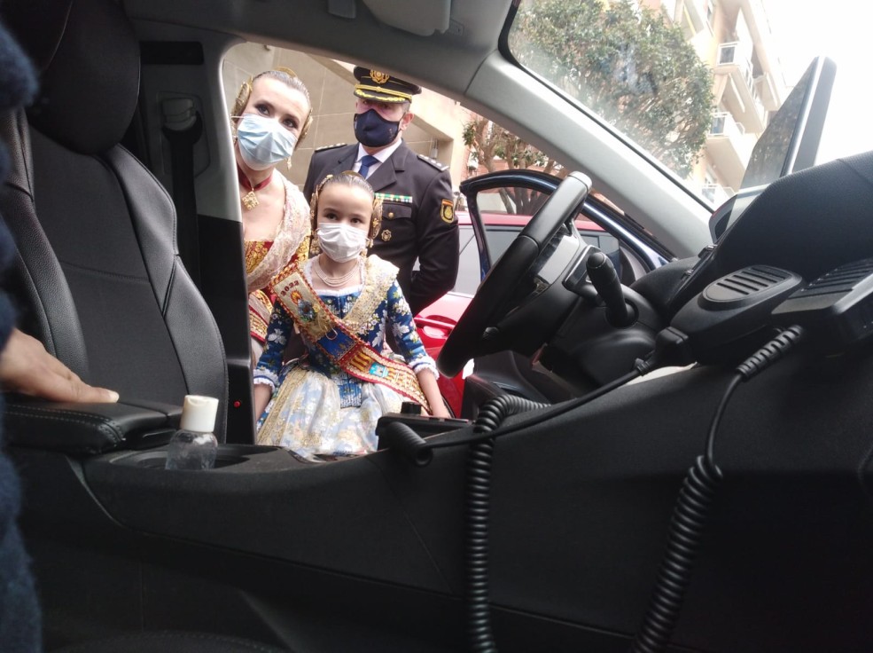 Las Falleras Mayores de Gandia visitan a la Policía Nacional