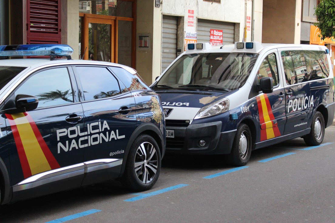 Un hijo salva a su madre de un acuchillamiento por un obseso en Gandia
