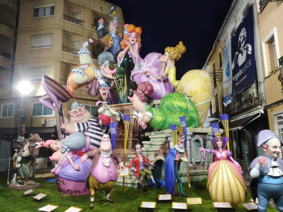 La 'plantà' de las Fallas de Gandia transcurre con normalidad