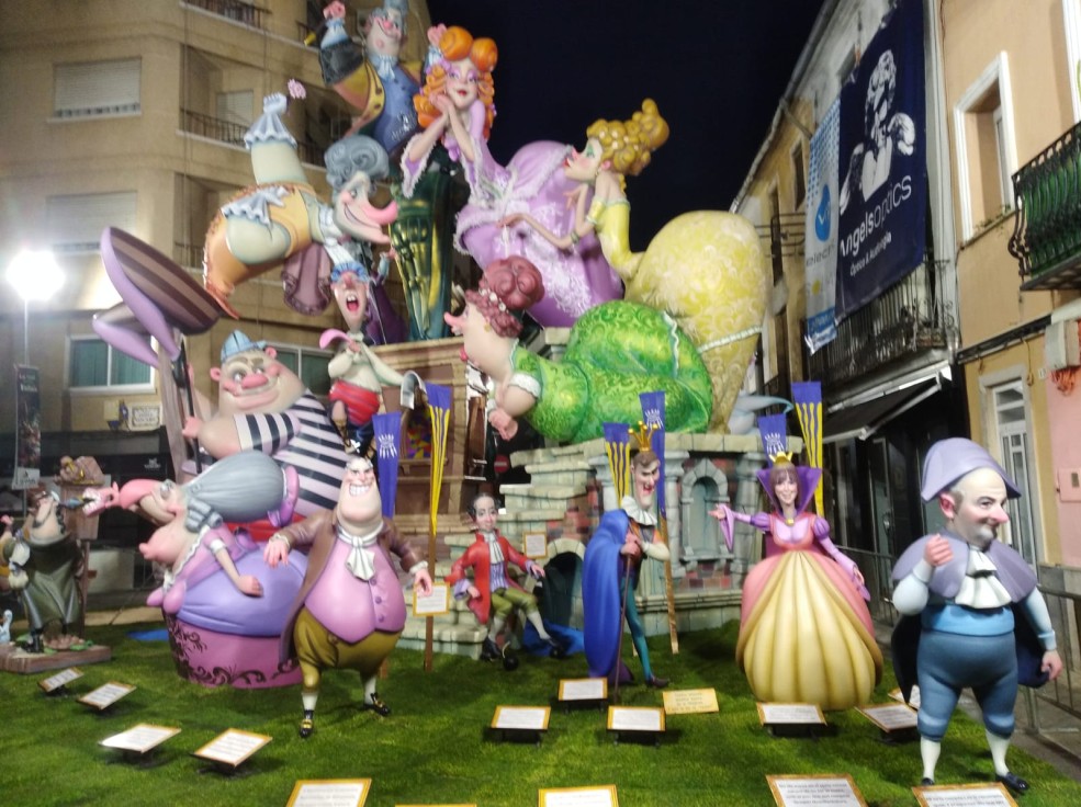La falla Vila Nova se alza por quinto año con el primer premio de la sección especial en Gandia
