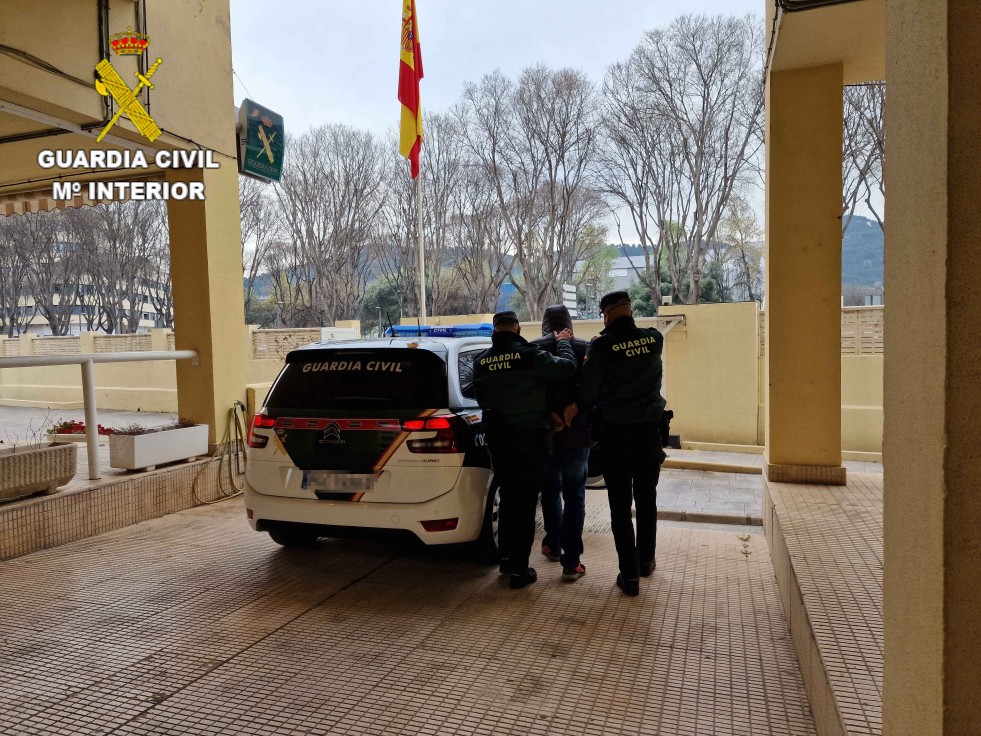 La Guardia Civil detiene a una pareja en Oliva por cultivar droga en una antigua granja