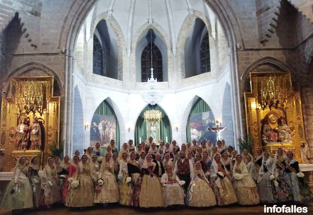 La lluvia no pudo con la histórica ofrenda a la Geperudeta en Gandia