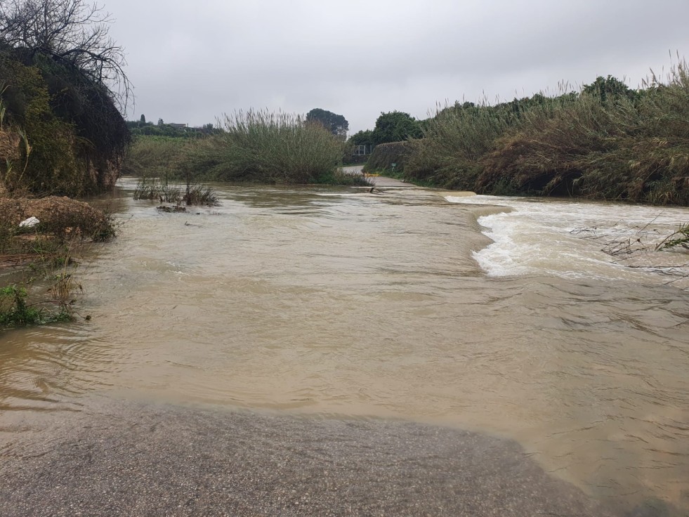 Un menor cae al río Serpis en Beniflà y es arrastrado por la corriente
